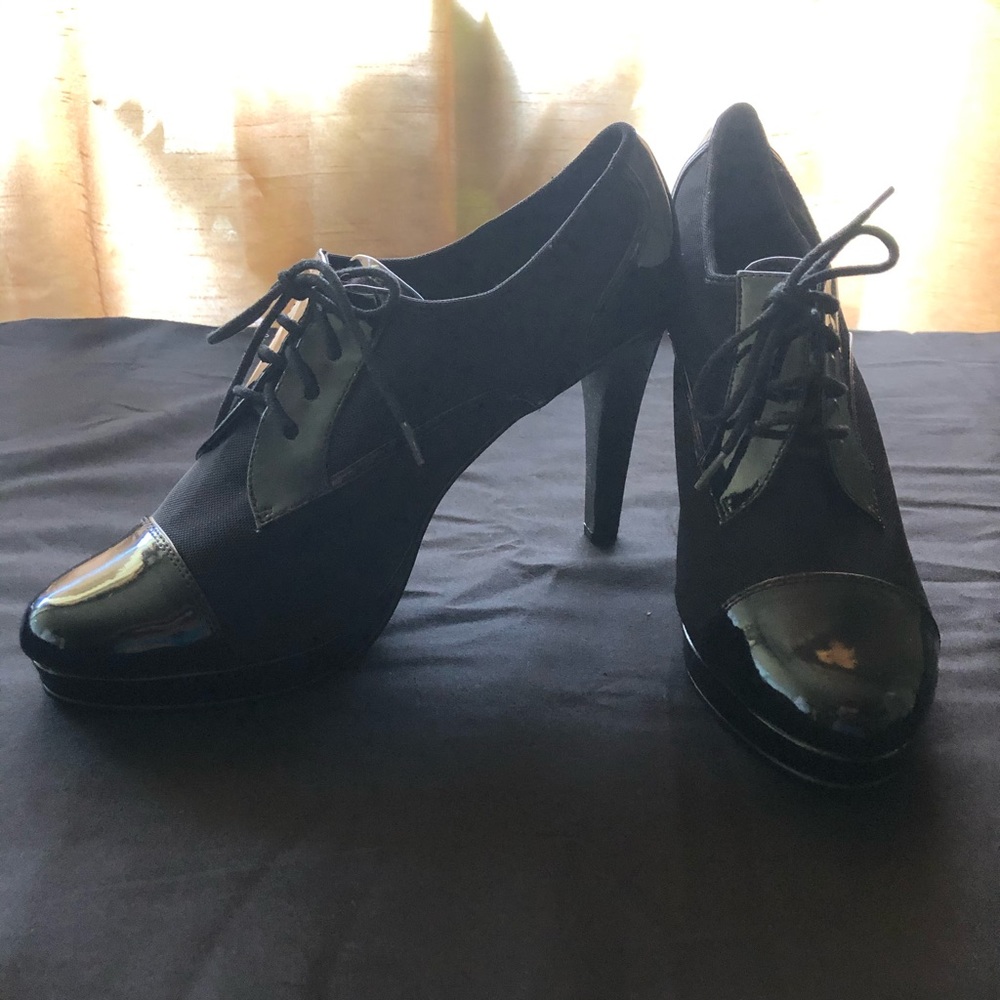 Impo size 11 Black mesh/patent leather lace-up shoe.